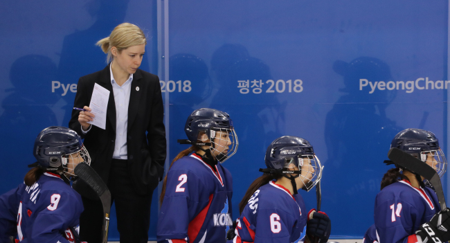 Coach Sarah Murray oversees the unified Korean women’s ice hockey team after its 8-0 defeat to the Swedish team at the Kwandong Hockey Centre in Gangneung, Gangwon Province, on Feb. 12 (Yonhap)