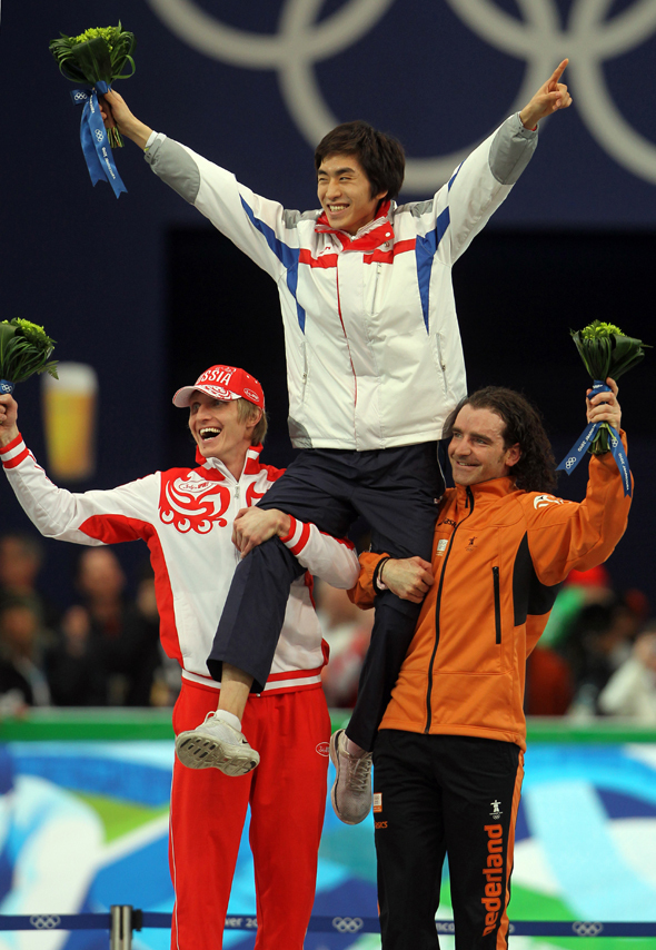After winning bronze in the 10,000m speed skating finals at the 2010 Vancouver Olympics, the Netherlands’ Bob De Jong (right) and silver medalist Ivan Skobrev (left) famously hoisted the South Korean champion Lee Seung-hoon on the podium. (Yonhap)