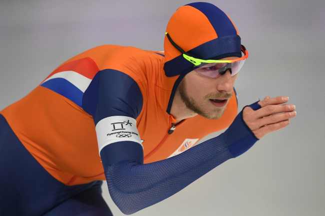 Netherlands’ Jan Blokhuijsen competes during the men’s 5,000m speed skating event at the Gangneung Oval in Gangneung, Gangwon Province, earlier this month. He's been criticized for his remarks on Koreans' pratice of consuming dog meat. (Yonhap)