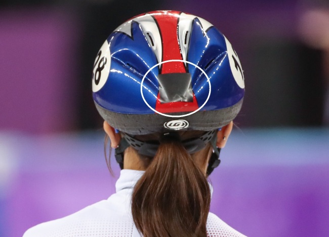 Kim was spotted competing without the yellow ribbon (seemingly covered with a black sticker, circled in white) on Tuesday, after South Korea`s conservative extremists claimed they had filed a complaint against her to the IOC, asking the sports body to penalize her (Yonhap)