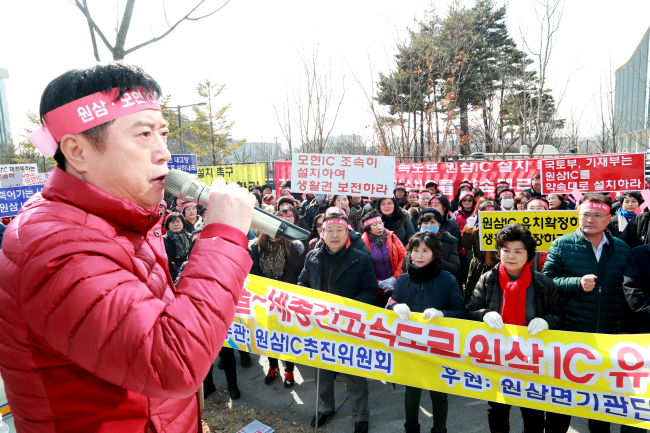 정찬민 용인시장이 정부세종청사 앞에서 원삼 모현IC 설치 요구 항의농성을 지휘하고있다.[사진제공=용인시]
정찬민 용인시장이 정부세종청사 앞에서 원삼 모현IC 설치 요구 항의농성을 지휘하고있다.[사진제공=용인시]