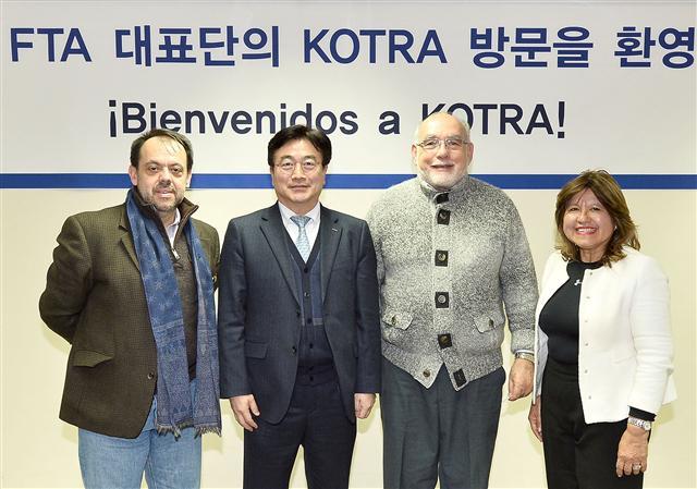(왼쪽부터) 알렉산더 모라 코스타리카 대외무역부 장관, 윤원석 KOTRA 정보통상협력본부장, 올랜도 솔로르사노 델가디요 니카라과 산업개발통상부 장관, 디아나 살라사르 파나마 산업통상부 차관.