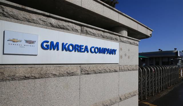 한국이 미국의 전방위적인 통상 압박에 시달리는 원인은 정부의 ‘통상 홀대론’이 한 몫하고 있다는 비판이 일고 있다. 전문가들은 통상 컨트롤타워 역할을 해야 할 청와대에 통상전문 인력이 전무한 것은 물론, 부처 간 이해관계 등으로 인해 통상조직이 역량을 발휘하기 힘든 환경이라는 것이다.