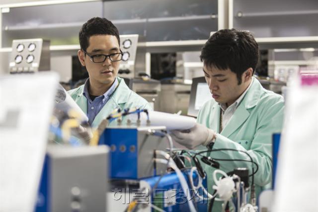 3공장의 의약품위탁생산(CMO) 첫 수주로 삼성바이오로직스 주가가 상승곡선에 진입했다. 셀트리온과 코스피 바이오 대장주 자리를 놓고 일전을 벌일 것으로 전망된다. 삼성바이오로직스 생산공정 모습.  [헤럴드경제DB]
