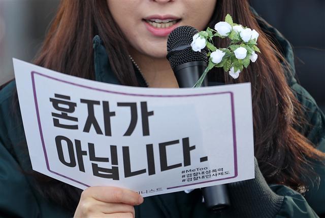 신인여배우를 성추행한 의혹을 받고 있는 조근현 감독(왼쪽). 시민단체 회원들이 흰 장미를 달고 검찰 내 성폭력 사건 진상규명을 촉구하고 있다. 흰 장미는 성폭력 피해 고발 캠페인인 ‘미투’를 상징한다.  [연합뉴스]
