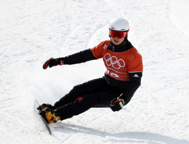 Korean snowboarder Lee Sang-ho practices for the upcoming men's parallel giant slalom qualifier event at Phoenix Snow Park on Tuesday. (Yonhap)