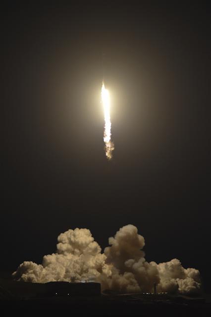 <YONHAP PHOTO-1489> A SpaceX rocket carrying a Spanish satellite lifts off from Vandenberg Air Force Base, Calif. on Thursday, Feb. 22, 2018. The rocket created a brief light show over Southern California after blasting off from Vandenberg Air Force Base. The Falcon 9 rose above coastal clouds into the dawn sky Thursday and arced southward over the Pacific Ocean west of Los Angeles. (Michael Peterson/Vandenberg Air Force Base via AP)/2018-02-23 05:56:34/ <저작권자 ⓒ 1980-2018 ㈜연합뉴스. 무단 전재 재배포 금지.>
