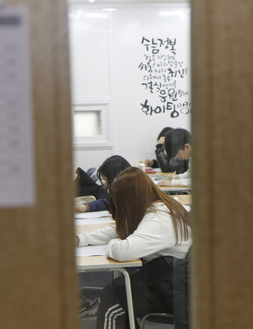 지난해 사과나무 학원의 '3.1절 모의고사'의 현장모습. 창문 밖까지 현장의 긴장감이 고스란히 전해진다.