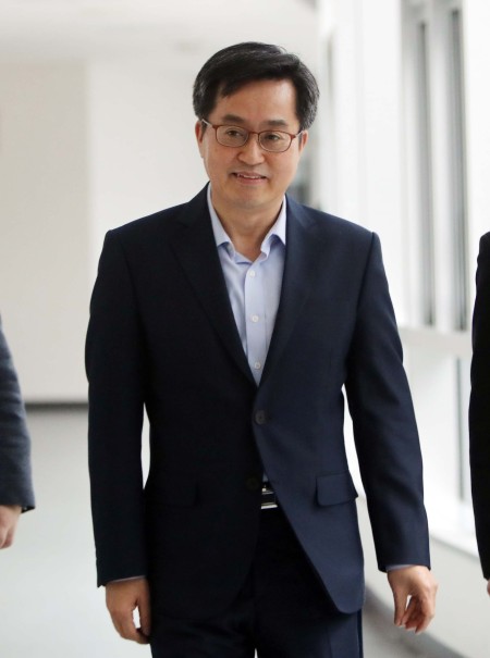 김동연 부총리 겸 기획재정부 장관이 지난 22일 오후 주요 현안 설명을 하려고 기재부 기자실로 향하고 있다. ［사진=연합뉴스］