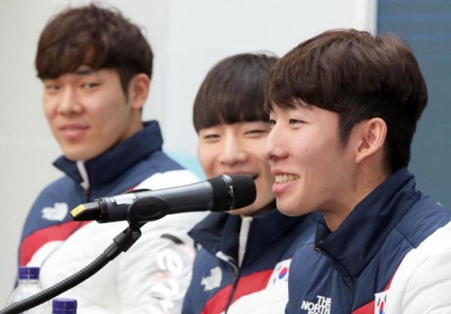 South Korean male short track speed skaters hold a press conference at Team Korea House inside Gangneung Olympic Park in Gangneung, Gangwon Province, on Feb. 23, 2018.
From left: Kim Do-kyoum, Seo Yi-ra and Lim Hyo-jun (Yonhap)