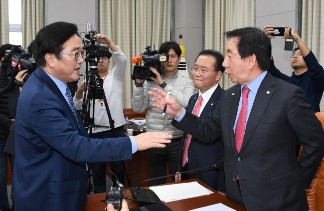 더불어민주당 우원식 원내대표(왼쪽)와 자유한국당 김성태 원내대표가 23일 오후 국회에서 열린 운영위원회 전체회의에서 김영철 북한 노동당 중앙위원회 부위원장 겸 통일전선부장의 방남 관련 긴급 현안질의를 위한 임종석 청와대 비서실장의 국회 출석 여부를 놓고 설전을 벌이고 있다.[사진=연합뉴스]
더불어민주당 우원식 원내대표(왼쪽)와 자유한국당 김성태 원내대표가 23일 오후 국회에서 열린 운영위원회 전체회의에서 김영철 북한 노동당 중앙위원회 부위원장 겸 통일전선부장의 방남 관련 긴급 현안질의를 위한 임종석 청와대 비서실장의 국회 출석 여부를 놓고 설전을 벌이고 있다.[사진=연합뉴스]