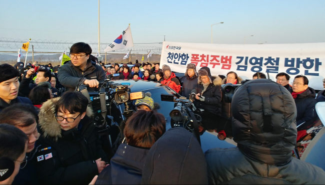 자유한국당 의원들이 25일 새벽 경기도 파주시 통일대교 앞에서 `북한 김영철 노동당 중앙위원회 부위원장 겸 통일전선부장의 방한 철회'를 촉구하는 시위를 벌이며 경찰과 대치하고 있다.[사진=연합뉴스]
자유한국당 의원들이 25일 새벽 경기도 파주시 통일대교 앞에서 `북한 김영철 노동당 중앙위원회 부위원장 겸 통일전선부장의 방한 철회'를 촉구하는 시위를 벌이며 경찰과 대치하고 있다.[사진=연합뉴스]