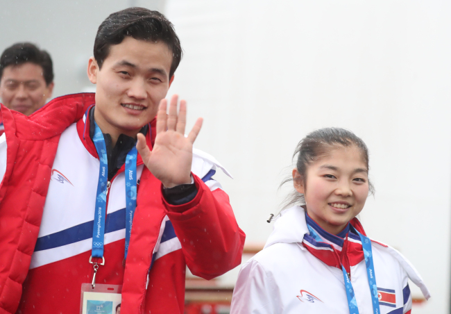 Ice skaters Kim Ju-sik and Ryom Tae-ok of North Korea. (Yonhap)