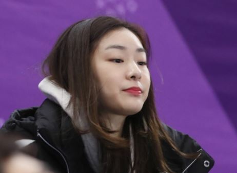 2018 평창동계올림픽 홍보대사인 김연아가 23일 강릉아이스아레나에서 열린 2018 평창동계올림픽 피겨스케이팅 여자 싱글 프리스케이팅을 관람하고 있다. (연합뉴스)
