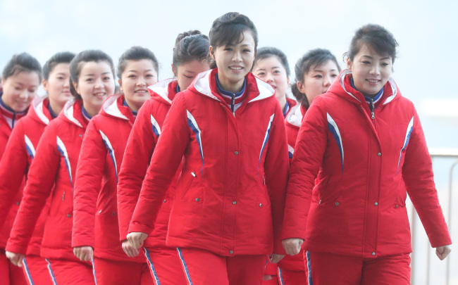 North Korean cheering squad (Yonhap)