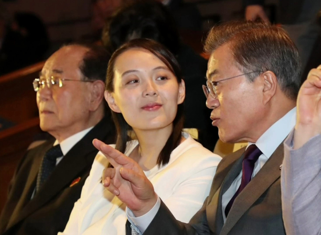 Kim Jong-un's sister Kim Yo-jong and South Korea's President Moon Jae-in (Yonhap)