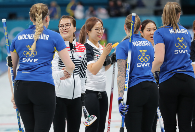 Team Sweden takes gold in women`s curling (Yonhap)