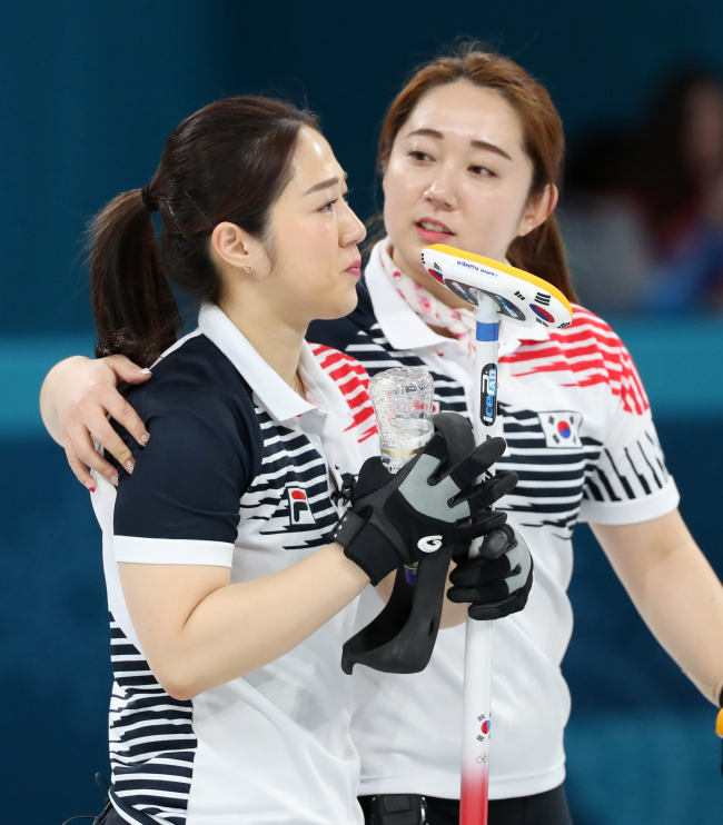 Sisters Kim Yeong-mi and Kim Kyeong-ae (Yonhap)