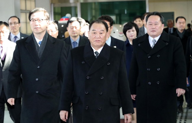 평창동계올림픽 폐회식 참석차 남측을 방문한 김영철 북한 노동당 중앙위원회 부위원장(가운데)과 리선권 조국평화통일위원회 위원장(오른쪽) 등 북한 고위급대표단이 25일 오전 파주 남북출입사무소(CIQ)에 도착해 천해성 통일부 차관(왼쪽)의 안내를 받으며 이동하고 있다.[사진=연합뉴스]
평창동계올림픽 폐회식 참석차 남측을 방문한 김영철 북한 노동당 중앙위원회 부위원장(가운데)과 리선권 조국평화통일위원회 위원장(오른쪽) 등 북한 고위급대표단이 25일 오전 파주 남북출입사무소(CIQ)에 도착해 천해성 통일부 차관(왼쪽)의 안내를 받으며 이동하고 있다.[사진=연합뉴스]