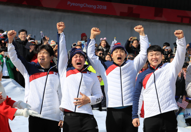 Won Yun-jong (far left) and Seo Young-woo (second from left) (Yonhap)