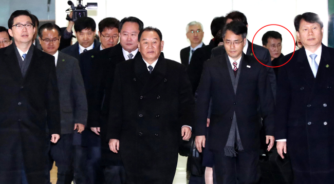 평창동계올림픽 폐회식 참석차 남측을 방문한 김영철 북한 노동당 중앙위원회 부위원장 등 북한 고위급대표단이 25일 오전 파주 남북출입사무소(CIQ)에 도착해 이동하고 있다. 사진의 붉은색 원 안을 보면 대미 핵심 실무자인 최강일 외무성 부국장으로 추정되는 인물이 보인다.[사진=연합뉴스]
평창동계올림픽 폐회식 참석차 남측을 방문한 김영철 북한 노동당 중앙위원회 부위원장 등 북한 고위급대표단이 25일 오전 파주 남북출입사무소(CIQ)에 도착해 이동하고 있다. 사진의 붉은색 원 안을 보면 대미 핵심 실무자인 최강일 외무성 부국장으로 추정되는 인물이 보인다.[사진=연합뉴스]