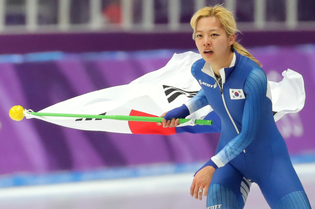 Despite brewing scandals about her possibly bullying a fellow speedskater, Kim Boreum went ahead to run in the women's mass start speedskating and brought back home a silver medal (Yonhap)
