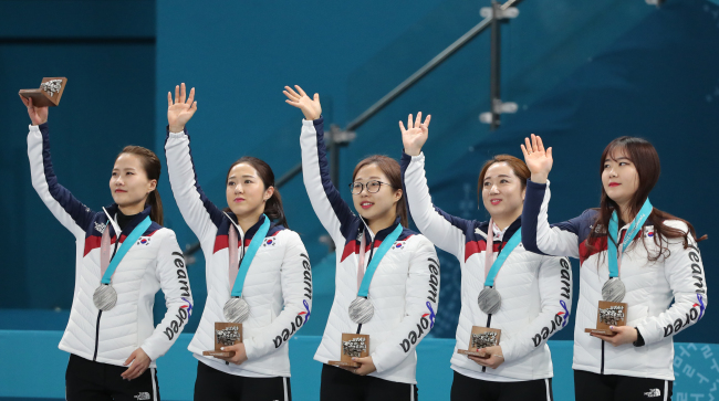 South Korea's women's curling team climbed up to the finals in a succession of wins, amassing international fans along the way. Fondly dubbed "Team Kim," due to all four players' last names being Kim, and "Garlic Girls," due to the players' hometown Uiseong's main produce of garlic, the South Korean team played against Sweden in the final game and lost 8-3, landing a hard-earned silver and a thunderous applause from the spectators. (Yonhap)