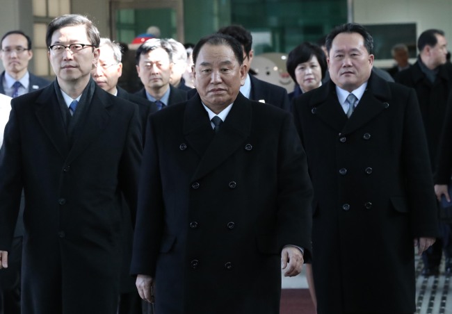 　Greeted by South Korea’s Vice Unification Minister Chun Hae-sung (left), North Korea’s ruling Workers’ Party’s Vice Chairman Kim Yong-chol (center) on Sunday crossed the border to South Korea along with Ri Son-gwon (right), chairman of the Committee for Peaceful Reunification. Yonhap