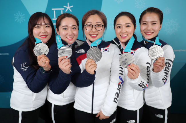 South Korea's women's curling team holds up their silver medals on Sunday (Yonhap)
