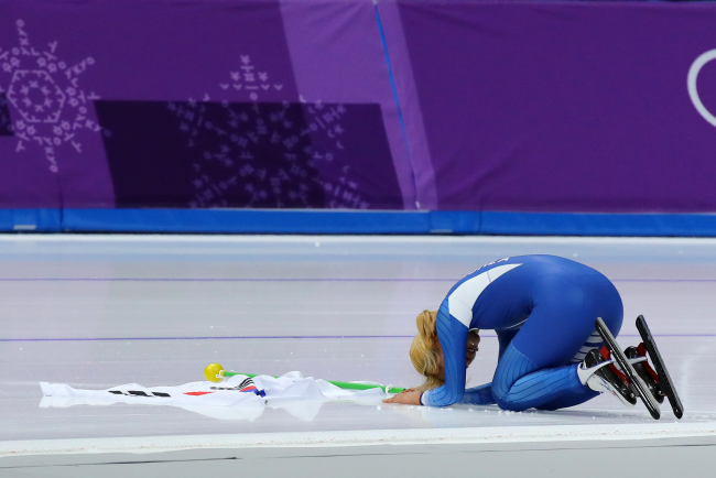 South Korean speedskater Kim Bo-reum bows to the crowd after winning silver in the mass start event at the PyeongChang Games on Saturday. (Yonhap)
　