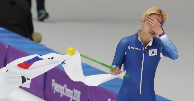 Kim Bo-reum bursts into tears during her lap of honor after finishing second in the women’s mass start final event at PyeongChang Games on Saturday. (Yonhap)