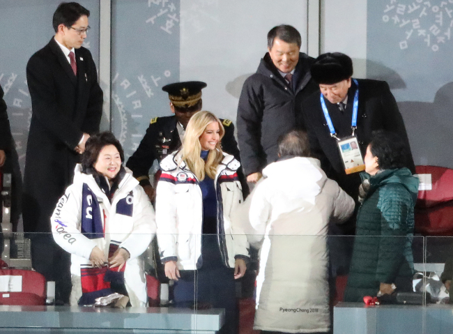 President Moon Jae-in (second from right), next to US President Donald Trump's daughter Ivanka Trump (center), shakes hands with North Korean chief delegate Kim Yong-chol (back) during the closing ceremony of the PyeongChang Olympics in PyeongChang, Gangwon province, Sunday. (AFP-Yonhap)