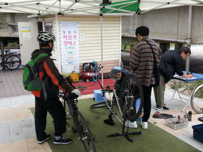 성남 분당구 야탑동 만나교회 뒤 탄천 공터에 마련된 자전거 정비소.[사진제공=성남시]
성남 분당구 야탑동 만나교회 뒤 탄천 공터에 마련된 자전거 정비소.[사진제공=성남시]