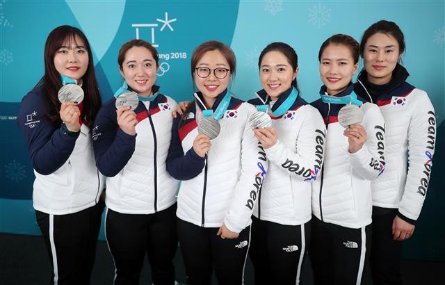 2018 평창올림픽 여자 컬링 결승전 대한민국과 스웨덴의 경기에서 은메달을 획득한 한국의 김민정 감독(오른쪽부터), 김은정, 김경애, 김선영, 김영미, 김초희가 기념촬영을 하고 있다.   [연합뉴스]