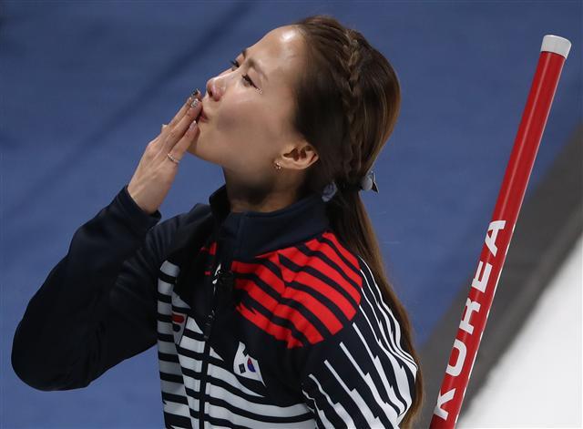 올림픽에선 메달 이상의 감동으로 우리에게 즐거움을 주는 경우가 많다. 이번 평창동계올림픽에서 아이스하키 단일팀의 위대한 도전(왼쪽부터)과 스피드스케이팅 깜짝 은메달 차민규, 영원한 라이벌 고다이라와 이상화의 포옹, 컬링 ‘안경선배’ 김은정 등이 이번 올림픽에서 전 세계에  긴 감동의 여운을 남긴 것으로 기억된다.  [연합뉴스]