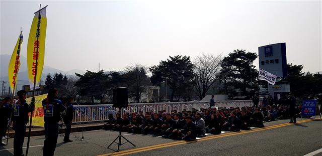 지난 23일 오후 경남 창원시 한국GM 창원공장 정문 앞에서 민주노총 경남지부가 GM을 규탄하고 고용 보장을 요구하는 집회를 진행하고 있다.  배두헌 기자/badhoney@