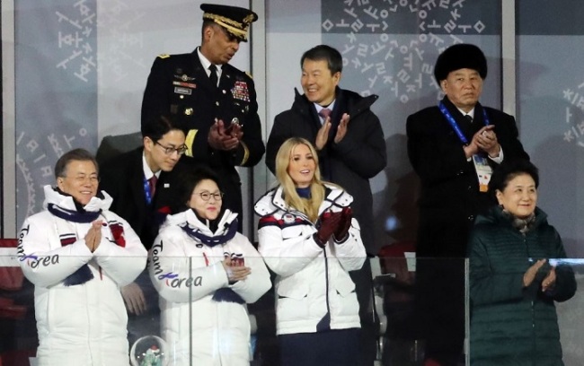 This photo shows South Korean President Moon Jae-in, Kim Jung-sook, White House senior adviser Ivanka Trump (front, 3rd L) and North Korean ruling party official Kim Yong-chol (back, R) at the closing ceremony of the Winter Olympics in PyeongChang, South Korea, on Feb. 25. (Yonhap)