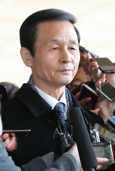 김장수 전 국가안보실장이 26일 검찰에 출석해 취재진의 질문에 답하고 있다.  [연합뉴스]