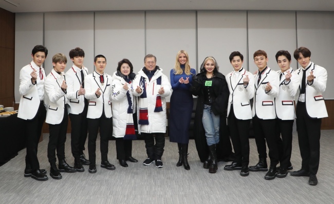 문재인 대통령 내외가 25일 오후 강원도 평창 올림픽스타디움에서 열린 2018평창동계올림픽 폐회식을 마치고 이방카 백악관 보좌관과 함께 그룹 엑소, 가수 씨엘과 기념촬영을 하고 있다. 2018.2.25 [청와대 제공=연합뉴스]