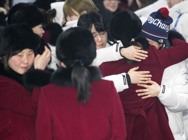 South Korea and North Korean ice hockey players, who earlier formed a joint women's hockey team for the PyeongChang Winter Olympic Games, say farewell to each others as the North Korean players get ready to return home from Gangneung, South Korea, on Feb. 26, 2018. (Yonhap)
