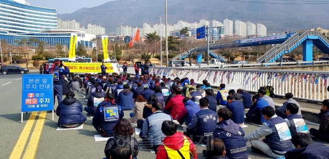 지난 23일 오후 경남 창원시 한국GM 창원공장 정문 앞에서 민주노총 경남지부가 GM을 규탄하고 고용 보장을 요구하는 집회를 진행하고 있다. [사진=배두헌 기자/badhoney@heraldcorp.com]