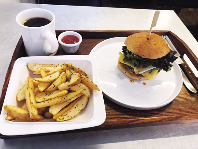 동물권단체 케어에서 운영 중인 서울 이태원에 위치한 채식 버거 가게 허거스  [리얼푸드]