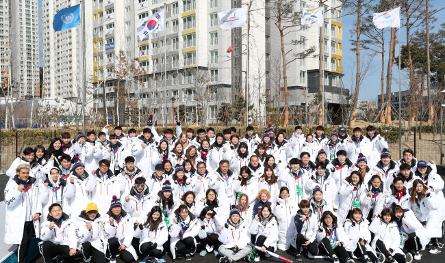 South Korean athletes and officials for the PyeongChang Winter Olympics pose for a group photo at Gangneung Athletes' Village in Gangneung, Gangwon Province, on Feb. 26, 2018. (Yonhap)