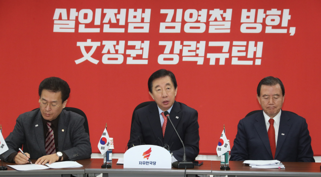 Kim Sung-tae (center), the floor leader of the main opposition Liberty Korea Party, speaks during a party meeting at the National Assembly in Seoul on Monday. (Yonhap)