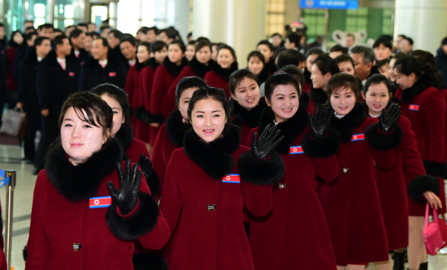 North Korean cheerleaders stand in line at the customs, immigration and quarantine office in Paju, just south of the inter-Korean border, on Monday to return home. (Yonhap)