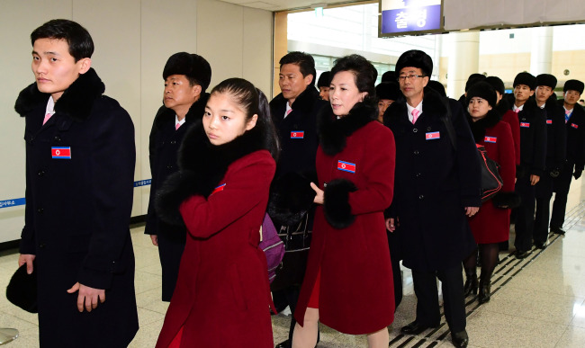 North Korean athletes including figure skaters Kim Ju-sik (front left) and Ryom tae-ok (front right) prepares to cross the inter-Korean border to return home. (Yonhap)