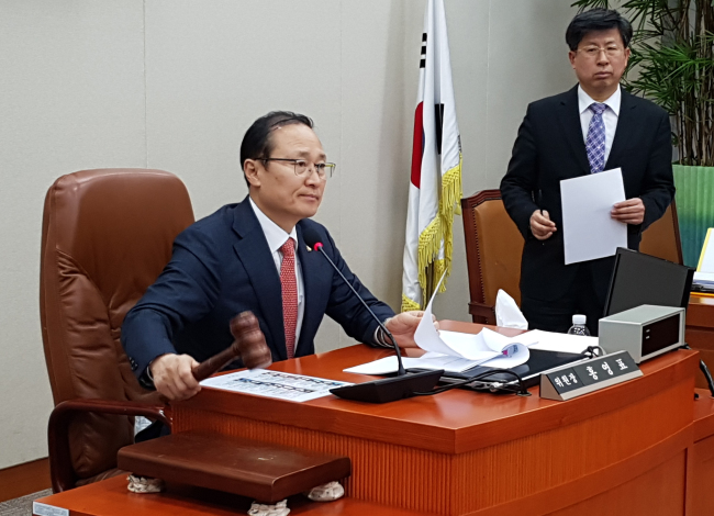 27일 열린 국회 환경노동위원회 전체회의에서 홍영표 위원장이 의사봉을 두드리고 있다. 환노위는 27일 전체회의를 열고 주당 법정 근로시간을 68시간에서 52시간으로 단축을 위한 근로기준법 개정안을 통과시켰다.[사진=연합뉴스]