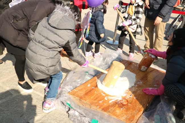 수원화성 행궁광장에서 열린 대보름 민속놀이 한마당.[사진제공=수원시]
수원화성 행궁광장에서 열린 대보름 민속놀이 한마당.[사진제공=수원시]