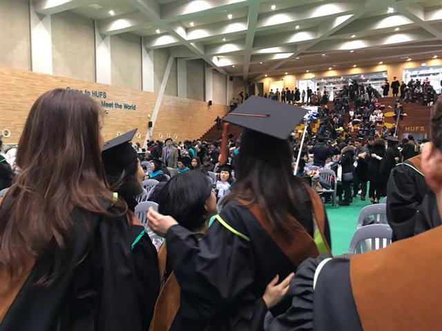 한 대학 졸업생들이 학교 강당에서 열린 졸업식에서 셀카봉을 이용해 사진을 찍고 있는 모습.  [헤럴드DB]