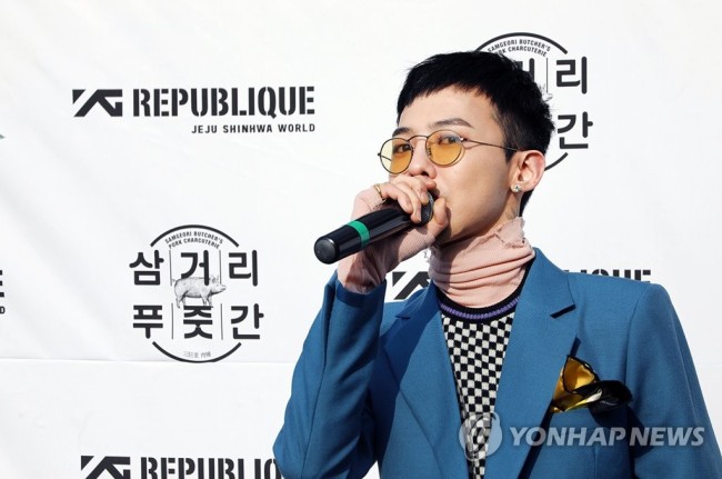 25일 오후 제주 서귀포시 제주신화월드에서 열린 YG리퍼블릭 제주신화월드점 오픈 기념행사에서 빅뱅 지드래곤(권지용, GD)이 팬들에게 입대 전 인사를 전하고 있다. 권지용은 오는 27일 현역으로 입대할 예정이다. 2018.2.25 [YG푸즈 제공=연합뉴스]